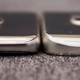 El Note 7 (a la izquierda), comparado con el Note 5 del año pasado. El frontal y la trasera mantienen una curva idéntica.